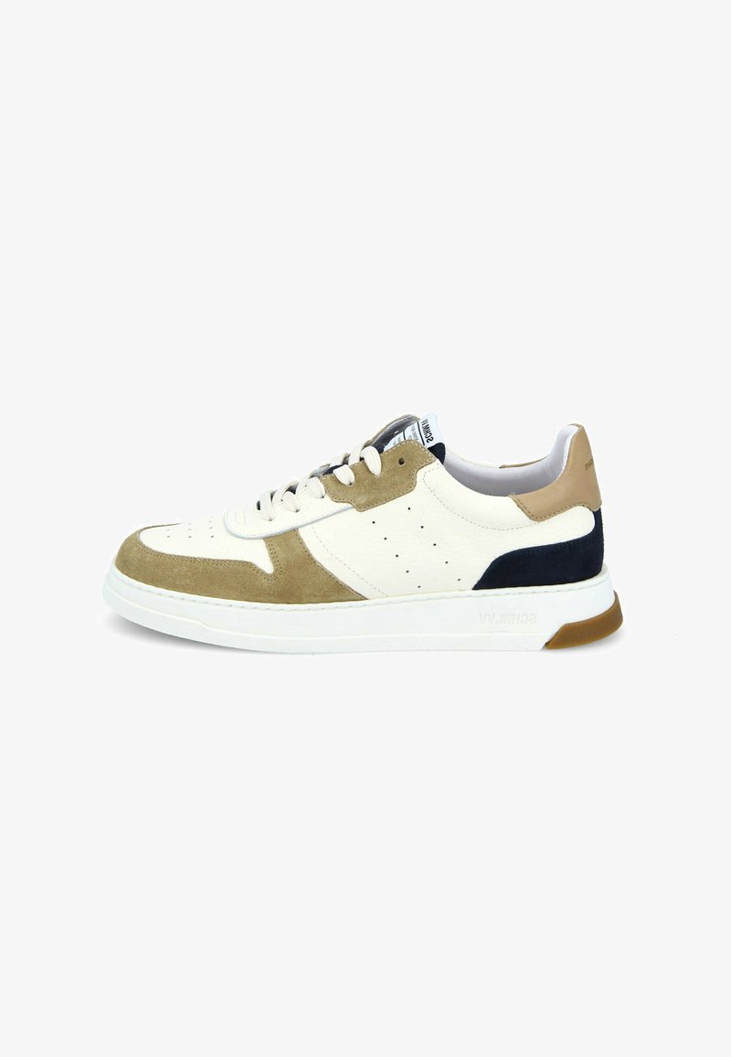 Baskets pour hommes en cuir crème et en daim olive, avec des accents bleu marine et beige. Semelles texturées et détails perforés présents.