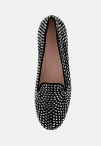 Sorte flade sko i stof prydet med sølvnitter, med mandelformet tå og afrundede kanter. Glat indlæg med prægede logo.