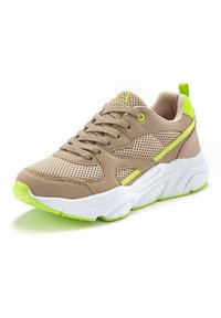 Beige spordijalatseid, mis on valmistatud võrgust ja nahast, millel on neoonrohelised aktsendid ja valge pehme talla tekstuuriga haardeosadega.