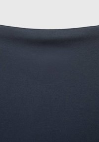 Tissu sombre à côtes avec une texture lisse, doté d'un décolleté large et d'une couleur neutre. Idéal pour le superposition ou un style décontracté.