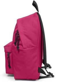 Mochila fucsia con una textura de tela suave, correas ajustables negras y un bolsillo lateral con detalles de hardware negro y cordones.