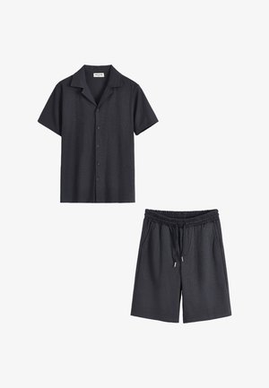 Chemise noire texturée à manches courtes boutonnée avec col, et short assorti à taille élastique avec cordon et poches latérales.