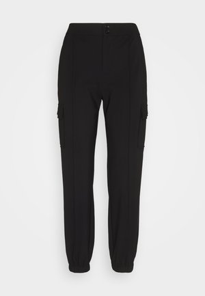 Pantaloni cargo neri con polsini elasticizzati, due tasche laterali e un tessuto liscio ed elasticizzato. Presentano una chiusura con bottone e cerniera in vita.