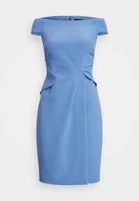 Blå off-shoulder klänning i slätt tyg, med en tvinnad frontdetalj och figurvänlig silhuett. Inkluderar ett bakre dragkedjestängning.