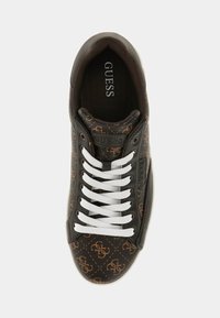 Sneaker marrone con motivo, fiocchi bianchi, con tomaia in pelle testurizzata e suola in gomma. Logo visibile sulla linguetta e sul lato.