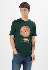 Grøn bomulds T-shirt med korte ærmer, prydet med et basketballgrafik og teksten "Endless" og "arona" i orange. Standard pasform, blød tekstur.