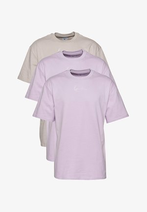 Trei tricouri din bumbac în nuanțe de mov deschis și bej, cu mâneci scurte, design cu guler rotund și un mic logo alb pe față.