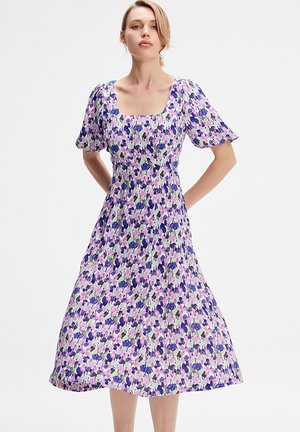 Smart and Joy FLORAL ET DÉCOLLETÉ CARRÉ - Robe de jour - multicolore