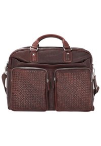 Valigetta in pelle marrone con un design intrecciato testurizzato sui taschini frontali, doppie maniglie, tracolla e dettagli in metallo argentato.
