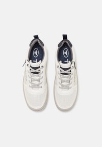 Sneakers din piele albă cu accente gri, design perforat, căptușeală din țesătură și talpă din cauciuc gri. Prezintă șireturi și fermoare pe părțile laterale.