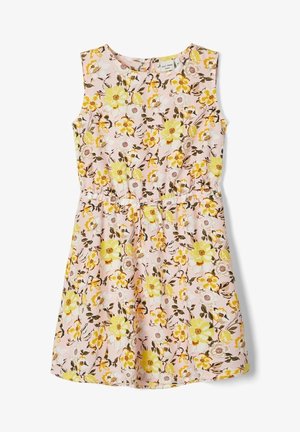 Kwiecista sukienka bez rękawów, z różowym tłem ozdobionym żółtymi i brązowymi kwiatami oraz elastyczną talią.