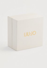 Weißer, strukturierter Karton mit einem Klappdeckel, auf dessen Vorderseite das goldene "LIU·JO"-Logo prangt. Einfaches Design, quadratische Form, geeignet für die Verpackung.