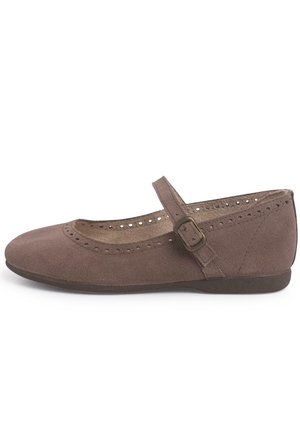 Scarpe Mary Jane in suede marrone con punta rotonda, cinturino regolabile e design perforato sulla parte superiore. Suola piatta.
