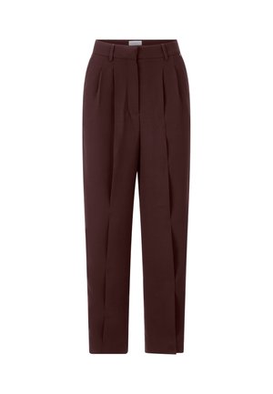 Pantalon marron au design sur mesure, avec des plis, une taille haute, des jambes droites et des poches latérales. Texture de tissu lisse.