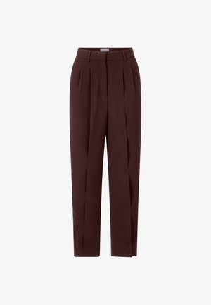 Pantaloni maro cu un design ajustat, având pliseuri, talie înaltă, picioare drepte și buzunare laterale. Textura materialului este netedă.