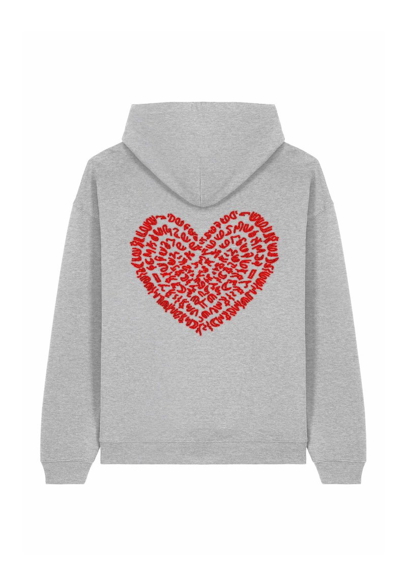 Felpa grigia con un grande design a forma di cuore sul retro, riempito con intricate patterns di testo rosso. Tessuto morbido con una vestibilità casual.