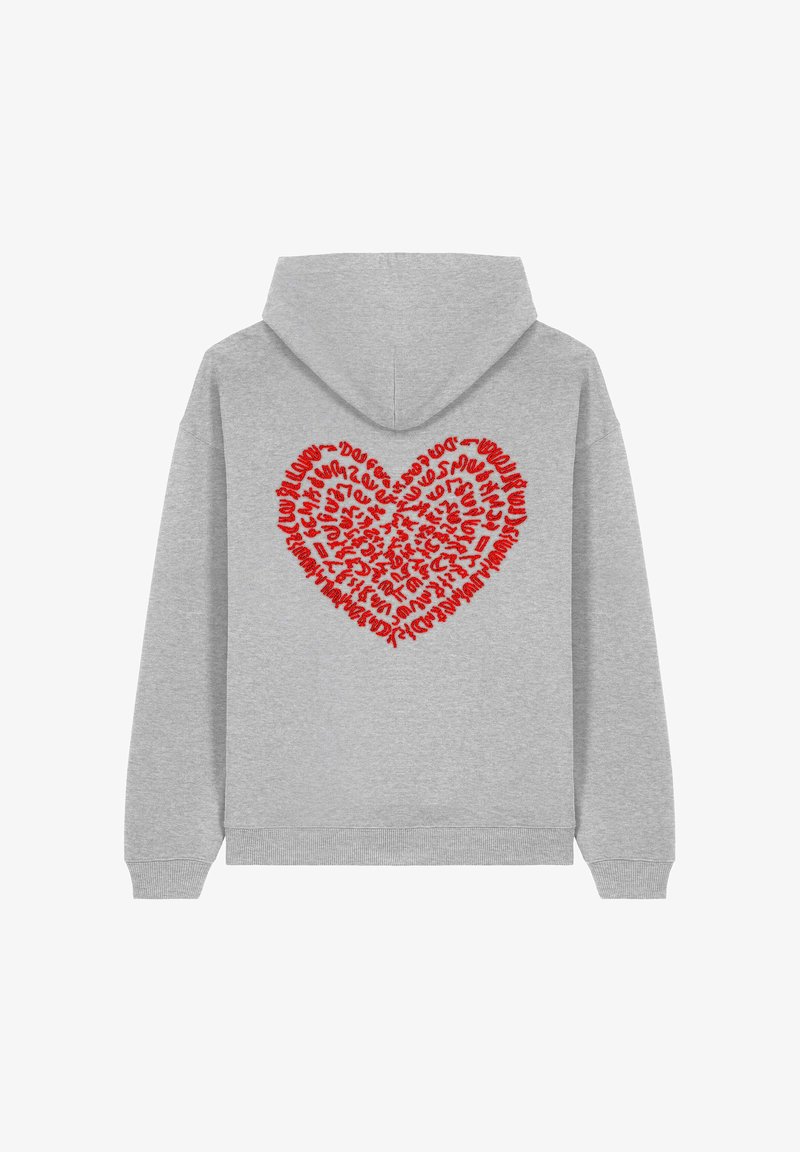 Szürke kapucnis pulóver, amelyen egy nagy szívmintázat található a háton, bonyolult piros szövegmintákkal kitöltve. Puha anyag, laza szabású.
