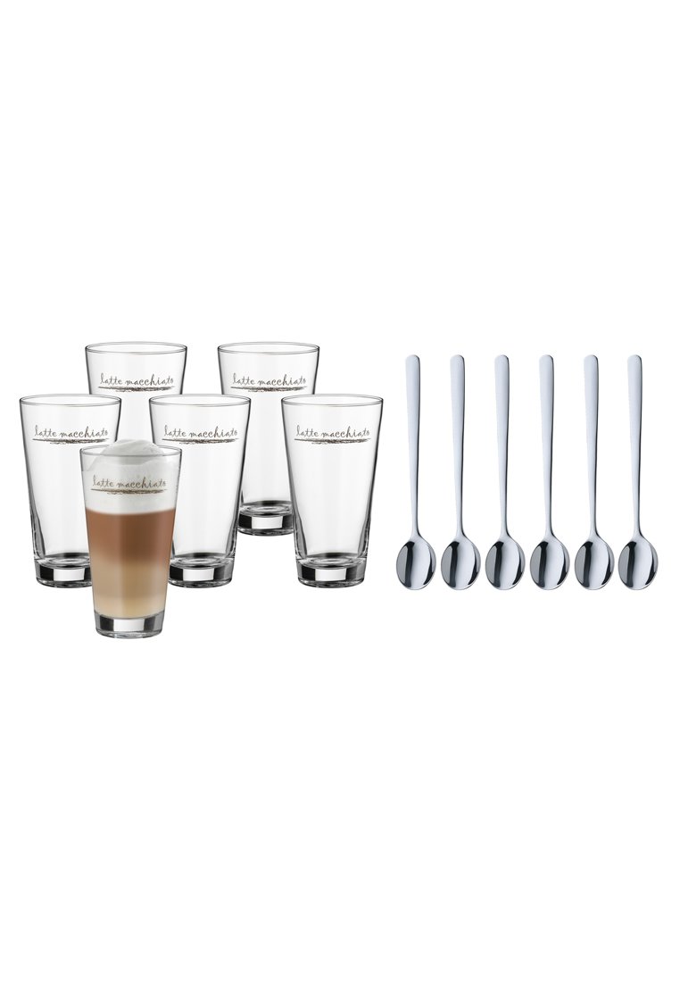 Set aus sechs transparenten Glas-Latte-Macchiato-Tassen mit bedrucktem Text und einer braun gefärbten Tasse. Begleitet von sechs Löffeln aus Edelstahl.