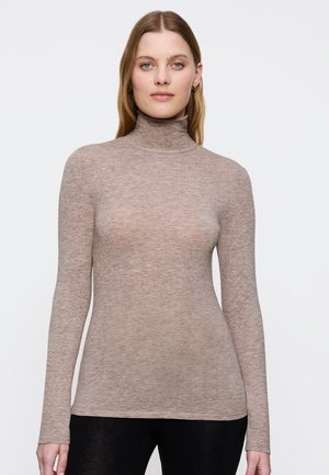 Hellbrauner, langärmeliger Rollkragenpullover aus einem weichen, halb durchsichtigen Stoff, mit einer figurbetonten Passform, glatter Textur und minimalen Nahtdetails.