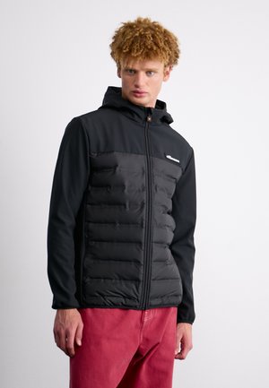 Chaqueta negra con el frente acolchado y mangas lisas, que cuenta con capucha, cierre con cremallera y un logotipo en el pecho. Textura mate y delgada.
