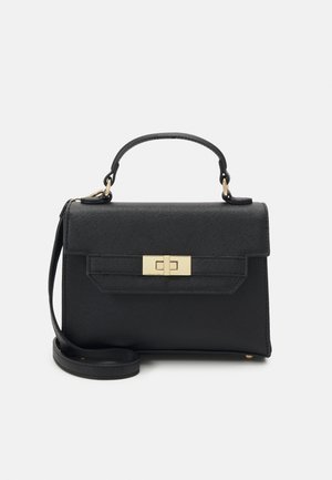 Borsa nera realizzata in materiale testurizzato con una forma strutturata, manico superiore, tracolla rimovibile e dettaglio della chiusura in tonalità oro.