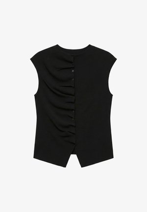 Černý top bez rukávů s asymetrickým zapínáním na knoflíky uprostřed a mírným nařasením na levé straně, rozparek na spodním lemu uprostřed vpředu.