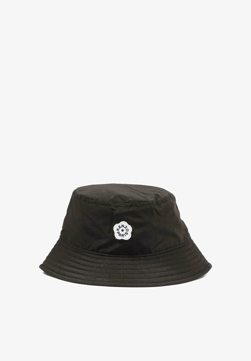 Chapeau bob noir en tissu léger, avec un patch logo rond cousu à l'avant, une calotte plate et un large bord souple.