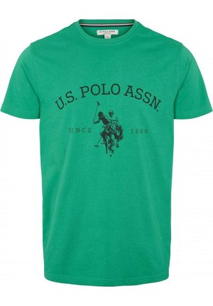 T-shirt vert à manches courtes avec le texte noir U.S. Polo Assn., deux joueurs de polo à cheval et "Depuis 1890" imprimés sur le devant.