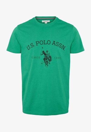 Groen T-shirt met korte mouwen met zwarte tekst U.S. Polo Assn., twee polo spelers te paard en 'Since 1890' gedrukt op de voorkant.