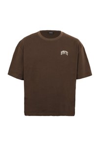Καφέ κοντομάνικο T-shirt με στρογγυλή λαιμόκοψη και μικρό λευκό κείμενο "HEAVENLY" στην αριστερή πλευρά του στήθους.