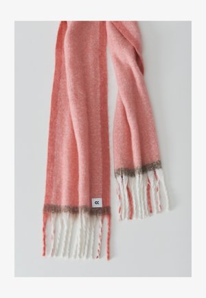 Zachte koraalkleurige sjaal van pluizig materiaal met een verloopontwerp. Heeft witte en bruine franjes en een klein label met het merkimago.