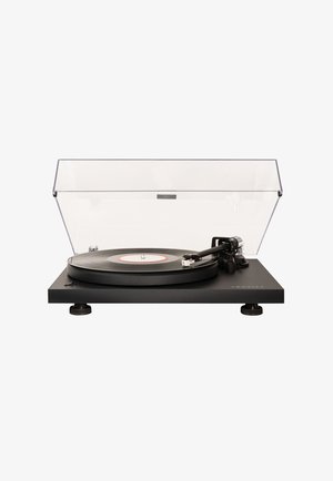 Schwarzer Vinyl-Plattenspieler mit einer klaren Kunststoffstaubschutzhaube, rundem Plattenteller, verstellbaren Füßen und einem Tonarm mit Tonabnehmer und Nadel.