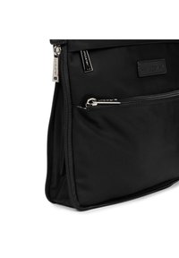 Borsa nera in nylon con texture liscia, scomparto principale con zip e tasca frontale con zip, dotata di accessori metallici e patch con logo.