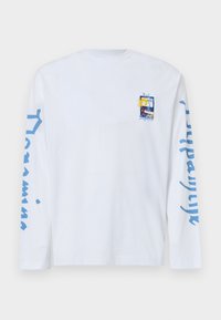 Tricou alb cu mâneci lungi, din bumbac, cu un print grafic mic pe piept și text albastru pe ambele mâneci.