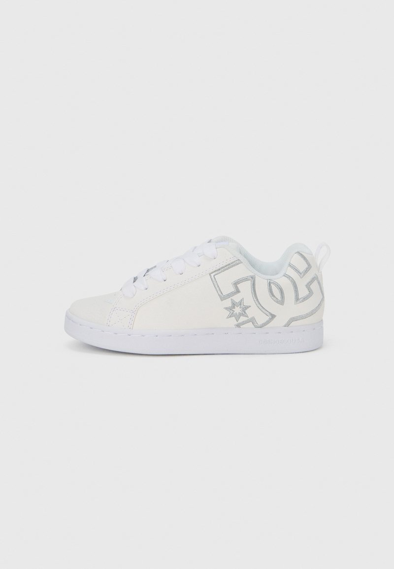 Pantof sport alb cu textură netedă, având accente de logo gri deschis și design cu șireturi. Talpa este plată și realizată din cauciuc.