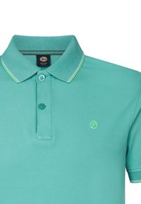 Turkusowa koszulka polo wykonana z teksturowanej tkaniny, z trzema guzikami, kołnierzyk w białe i zielone paski oraz małe logo.