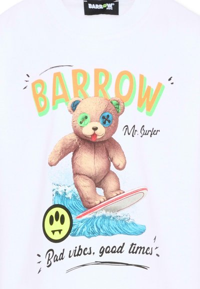 Un ours en peluche aux yeux en boutons dépareillés surfant sur une vague, avec les textes "BARROW", "M. Surfer" et "Mauvaises ondes, bons moments" sur fond blanc.