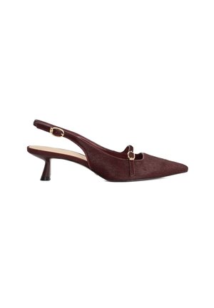 Bordeaux slingback pump met spitse neus, gladde textuur en kleine hak. Beschikt over een decoratieve band en gouden gesp detail.