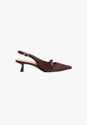 Bordeaux slingback pump met spitse neus, gladde textuur en kleine hak. Beschikt over een decoratieve band en gouden gesp detail.