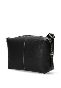 Borsa nera in pelle con una finitura testurizzata, caratterizzata da hardware argentato e cuciture bianche. Forma rettangolare compatta con zip laterale.