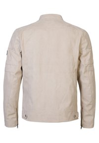 Beige suède jack met een puntige kraag, schouderdetails, zijritsen en aansluitende mouwen, die een gladde textuur en minimalistisch ontwerp laat zien.