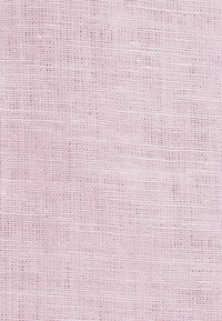 Tissu tissé rose clair avec des fils grossiers visibles formant une texture en forme de grille et de légères variations de couleur.