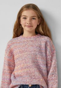 Sweter z okrągłym dekoltem, wykonany z miękkiego, puszystego materiału w pastelowej palecie kolorów: różowym, fioletowym i żółtym. Luźny krój.