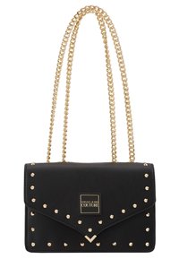Borsa a tracolla nera in ecopelle con borchie dorate, tracolla in catena dorata e chiusura a patta. Presenta una placca con il logo del marchio sul davanti.