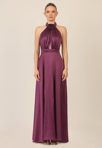 Violetti halterneck-mekko, jossa on kukkakoristelu kaula-aukossa, virtaava satiinikangas ja pitkä hame. Sujuva tekstuuri ja muotoiltu vyötärö.