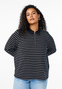 Mustat ja valkoiset raidalliset polo-paidat, joissa on vetoketjuneckline ja lyhyet hihat, valmistettu pehmeästä kankaasta. Pyöreä helma, jossa on hieman venyvyyttä.