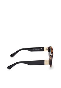 Gafas de sol con diseño de carey y brazos negros. Presentan detalles en dorado en las patillas con grabados de la marca.