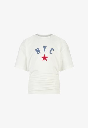 Camicia bianca a maniche corte con vita arricciata, con lettere blu "NYC" sopra una stella rossa sul davanti.