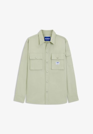 Hellgrünes Hemd aus strukturiertem Stoff mit Knöpfen. Verfügt über zwei Brusttaschen und ein Etikett mit "HUGO"-Logo am Kragen.