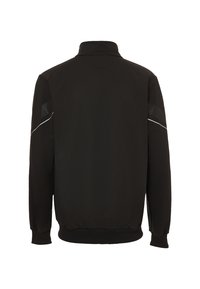 Zwarte jas van gladde stof, met een hoge kraag, elastische manchetten en reflecterende accenten op de schouders en rug voor zichtbaarheid.